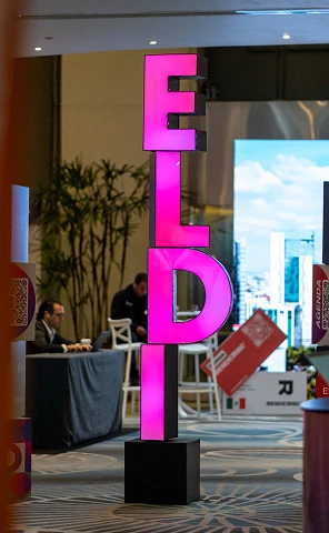 Tótem de ELDI con iluminación cromática