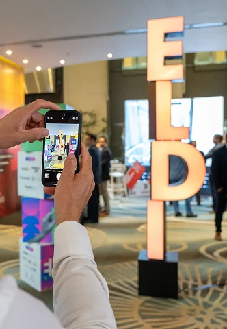 Tótem de ELDI con iluminación cromática